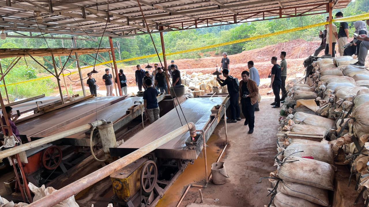 Polri Bongkar Penambangan Ilegal dan Penyelundupan Pasir Timah ke Malaysia, 7 Tersangka Diamankan