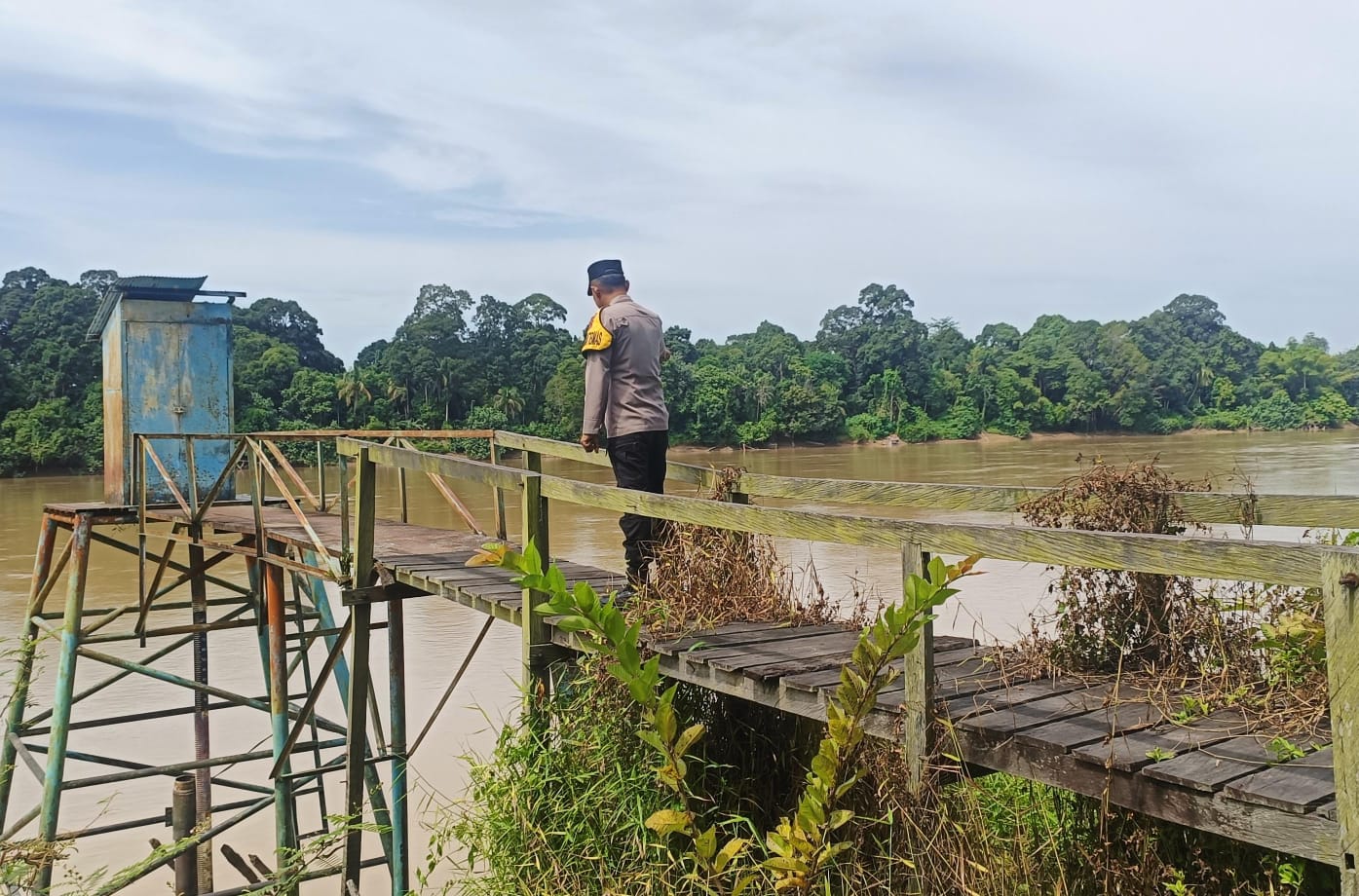 Deteksi Banjir, Polsek Tewang Sangalang Garing dan Pulau Malan Cek Ketinggian Debit Air