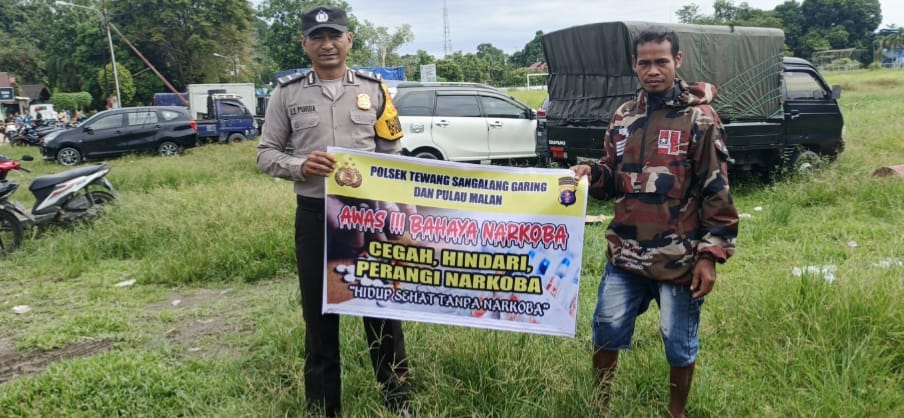 Melalui Media Spanduk, Polsek Tewang Sangalang Garing dan Pulau Malan Imbau Warga Tidak Terjerumus Penyalahgunaan Narkoba.