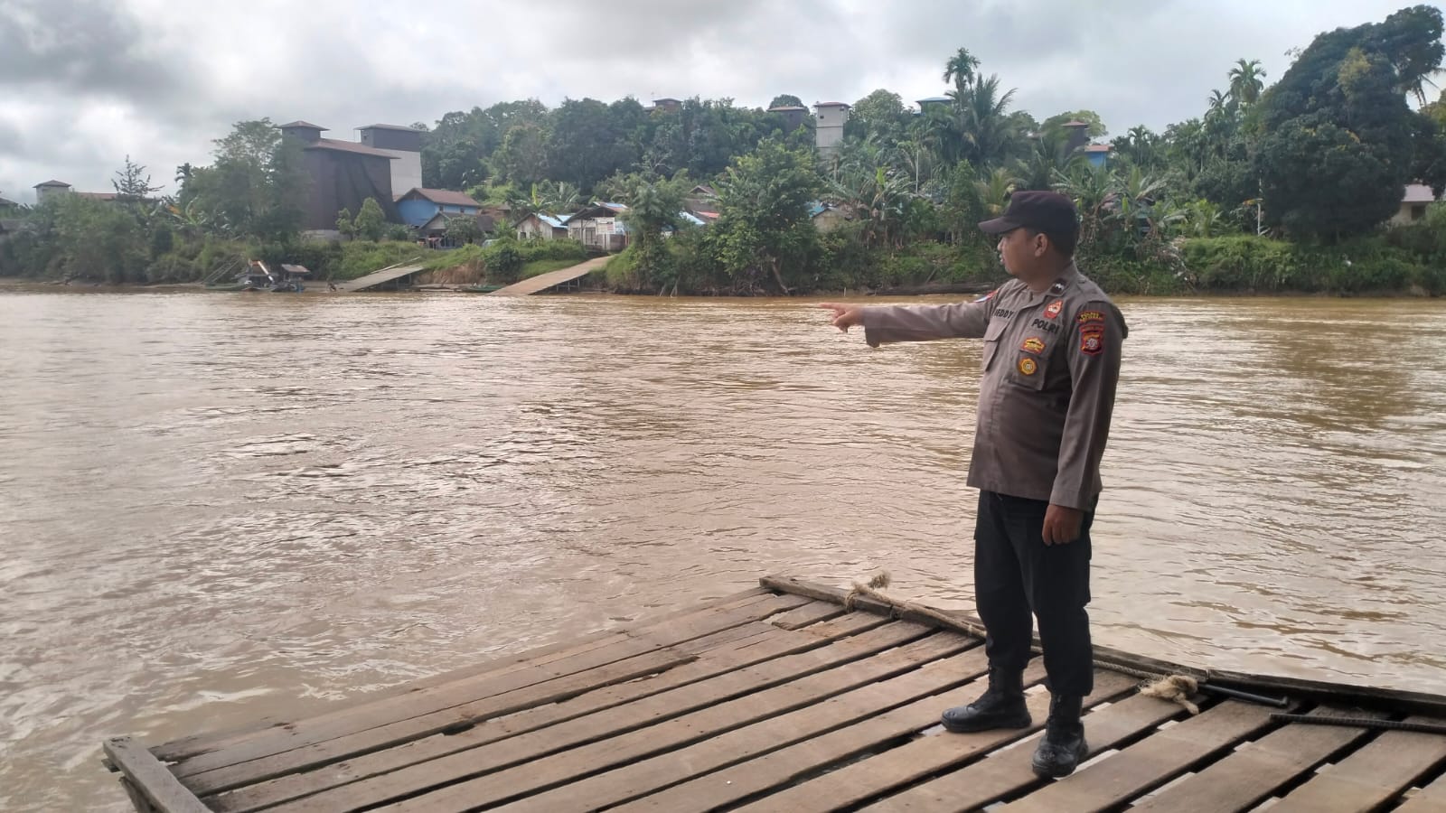 Polsek Marikit Pantau Situasi ketinggian Debit air di Das Katingan untuk antisipasi bencana Banjir.