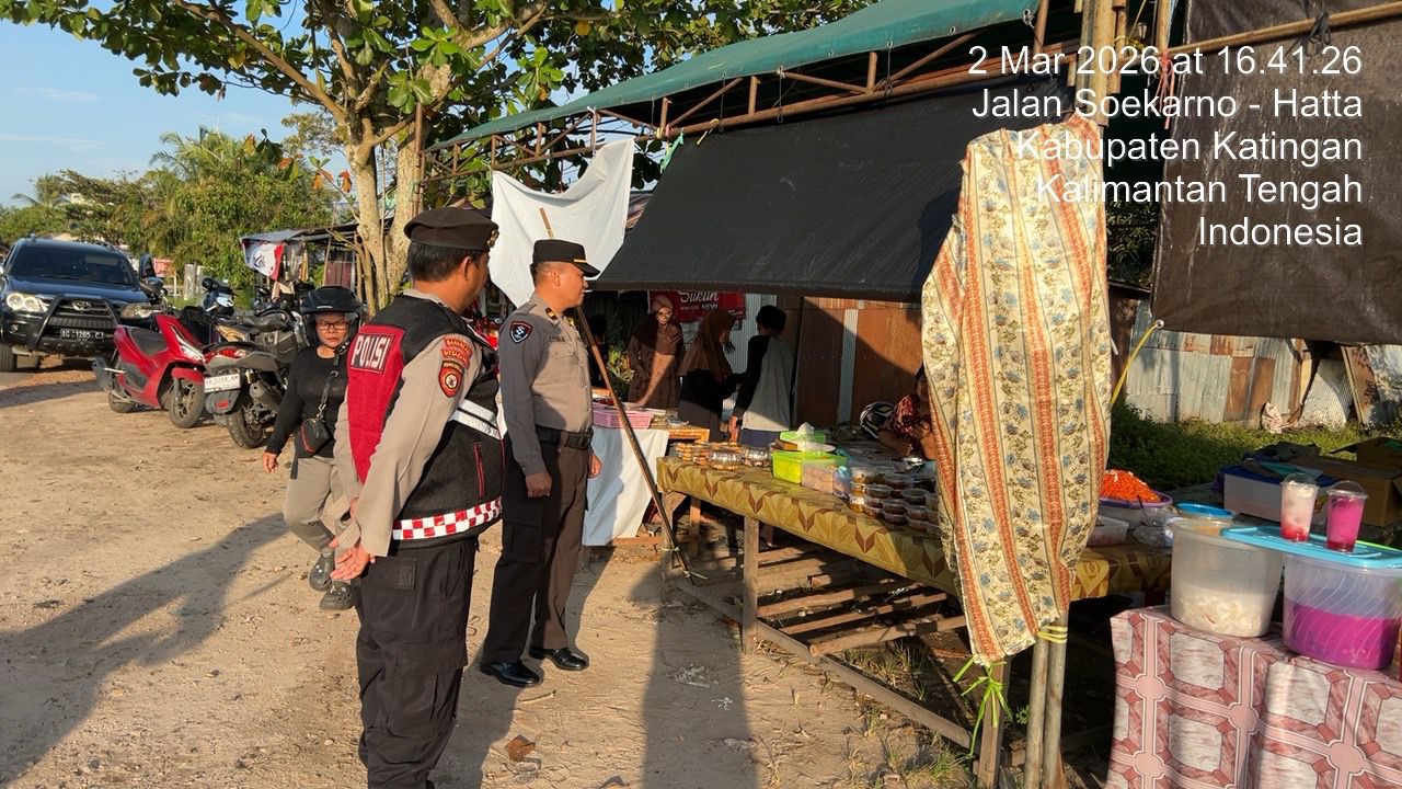 Personel Samapta Laksanakan Patroli di Pasar Ramadhan, Pastikan Keamanan dan Ketertiban.