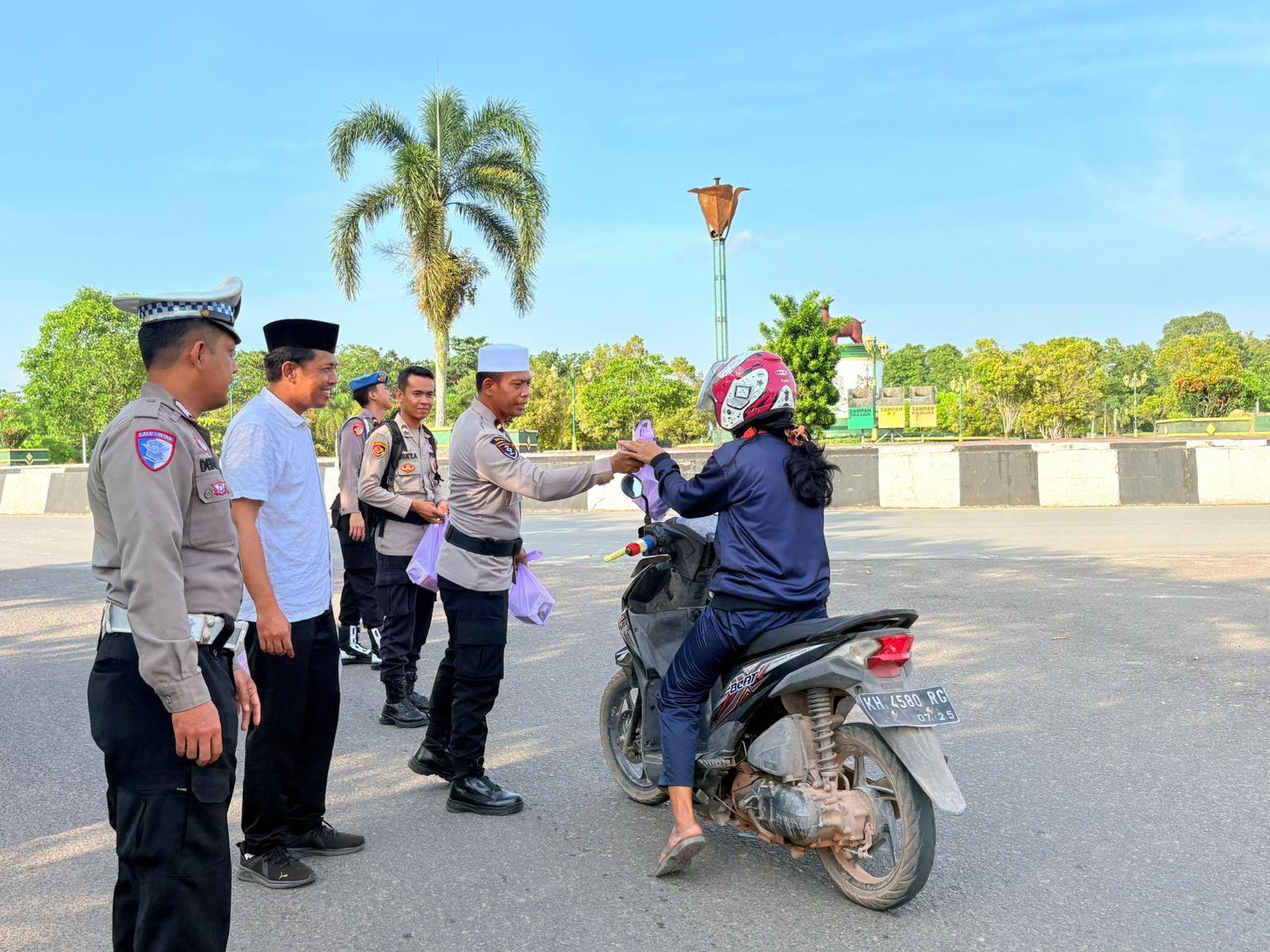 Ramadan Berbagi, Personel Polres Lamandau Turut Tebar Kebaikan Bagikan Takjil Jelang Berbuka