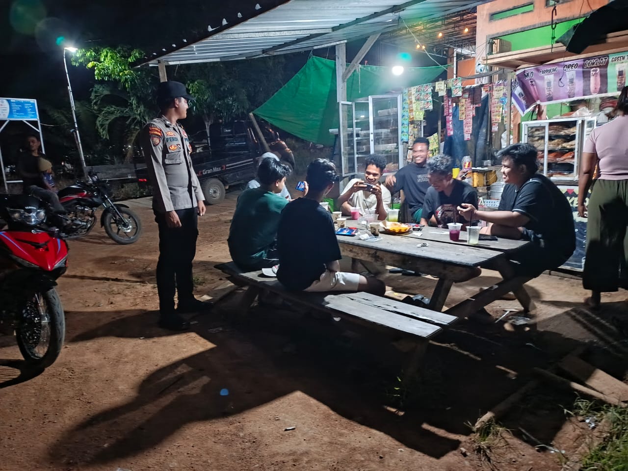 Piket Polsek Silaturahmi ke masyarakat yang sedang santai