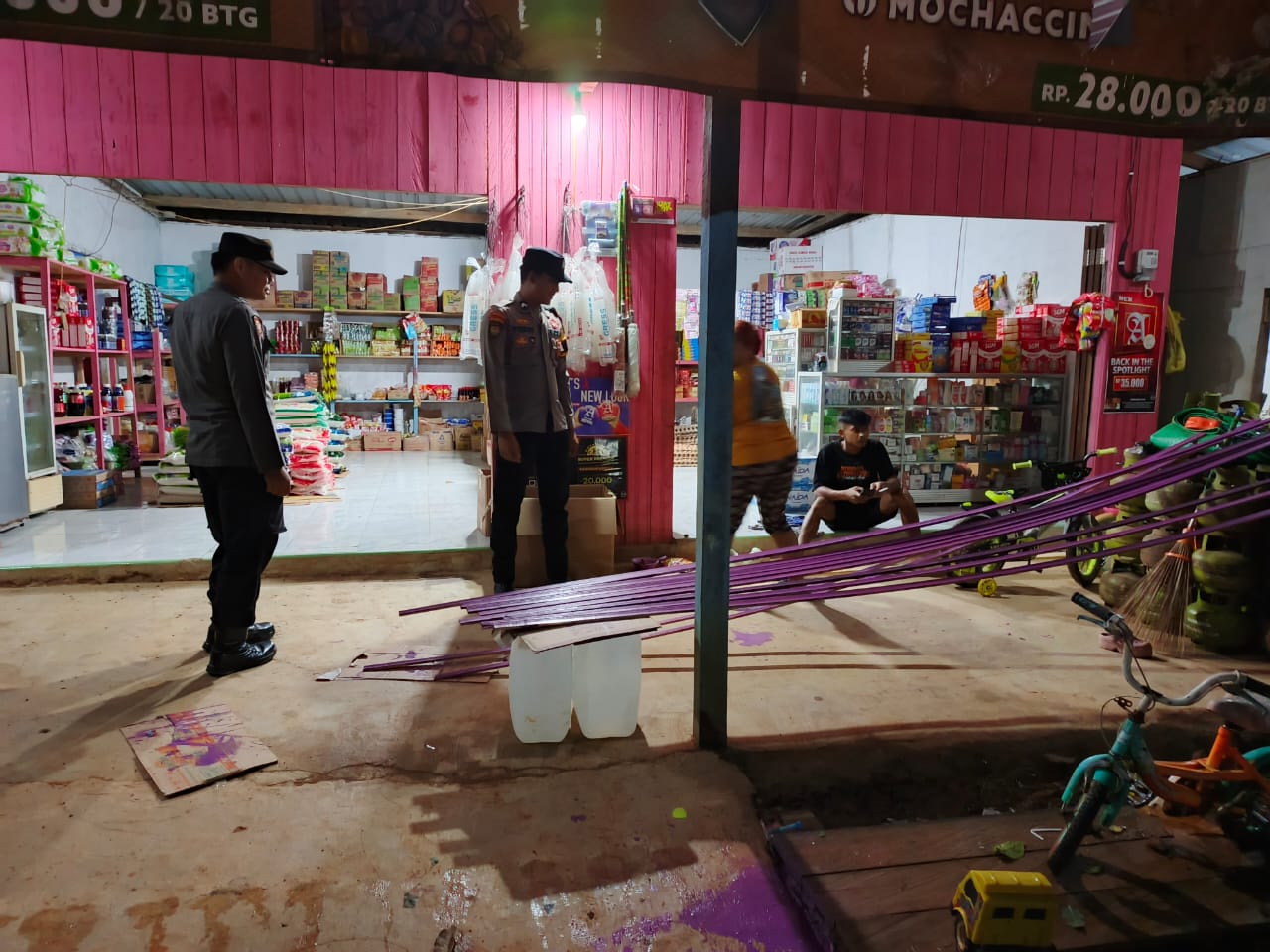 Piket Polsek Lamandau sambang dan Silaturahmi Ke Pedagang