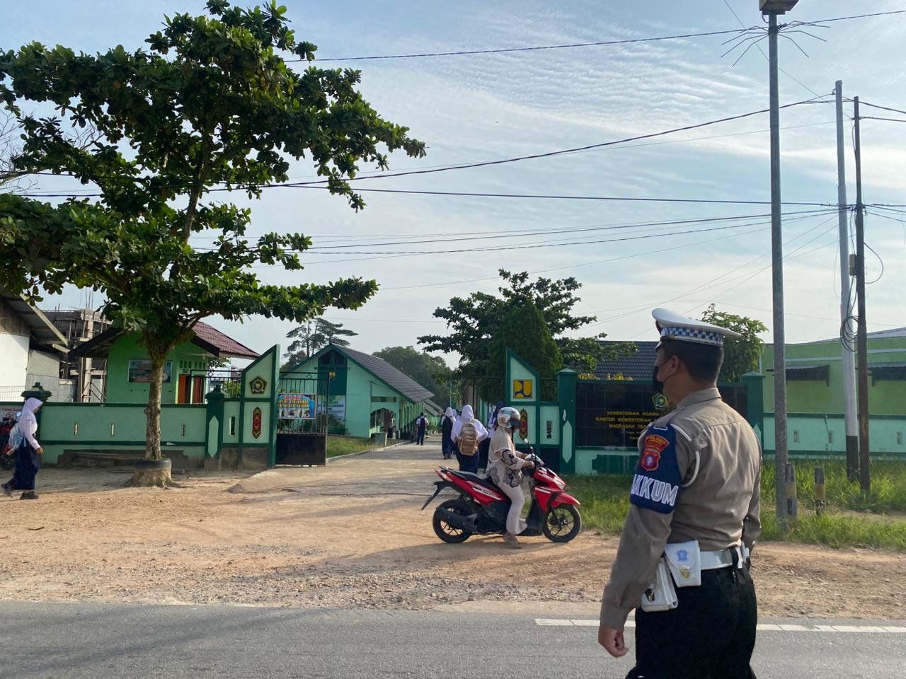 Cegah Kemacetan dan Kecelakaan, Sat Lantas Giatkan Gatur Lalin di MTs Negeri