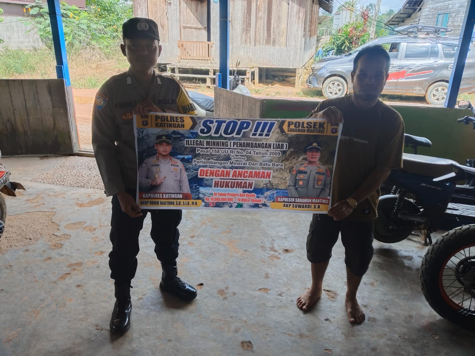 Bhabinkamtibmas laksanakan Sosialisasikan tentang larangan dan sangsi Pidana bagi pelaku Ileggal Logging kepada masyarakat di Desa Binaan.