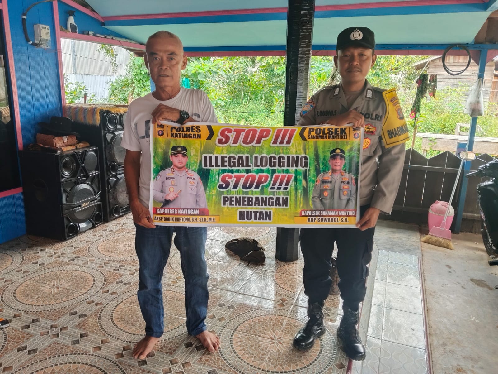 Bhabinkamtibmas laksanakan Sosialisasikan tentang larangan dan sangsi Pidana bagi pelaku Ileggal Logging kepada masyarakat di Desa Binaan.