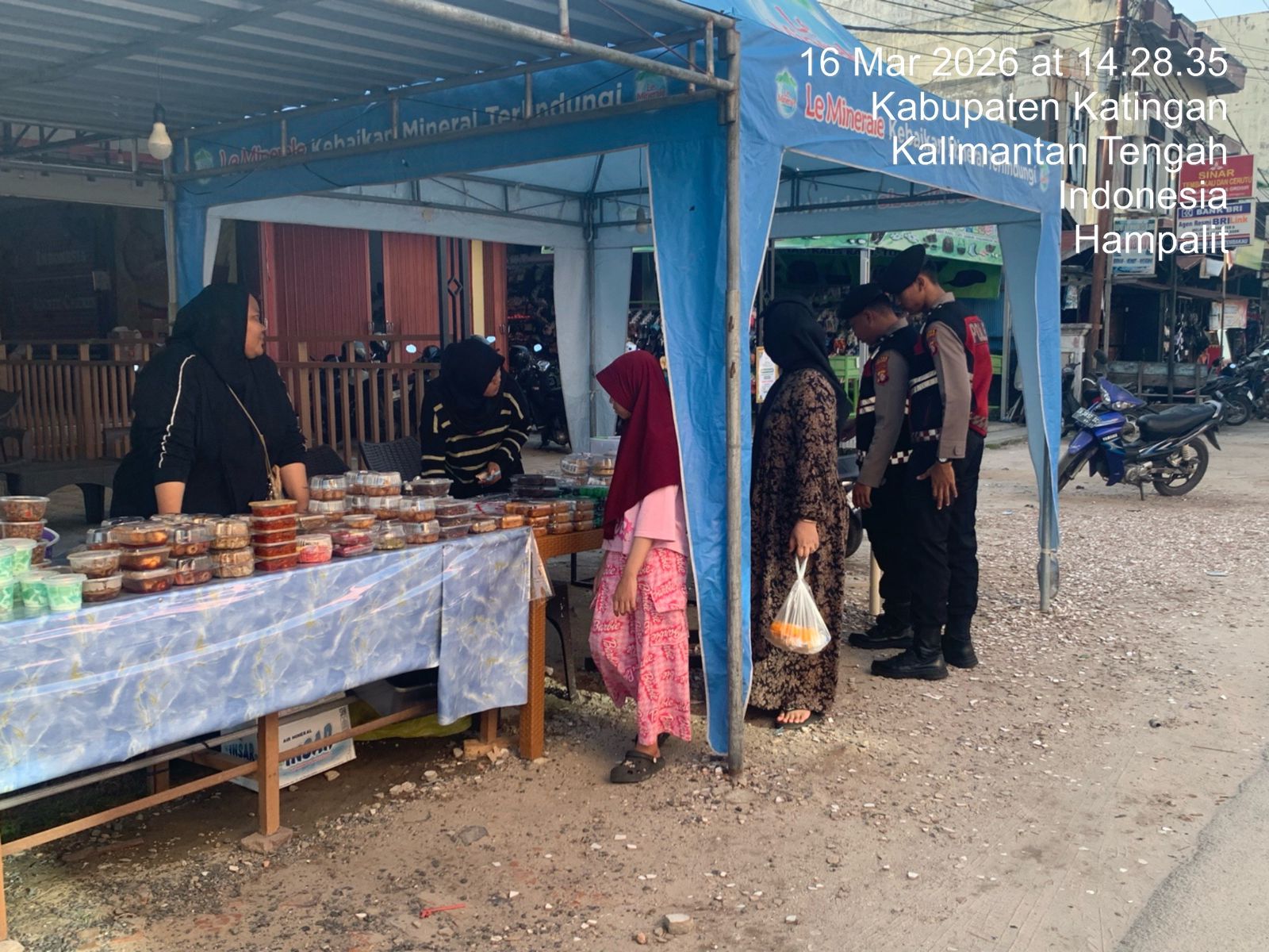 Personel Samapta Polres Katingan Intensifkan Patroli Pasar Ramadhan.