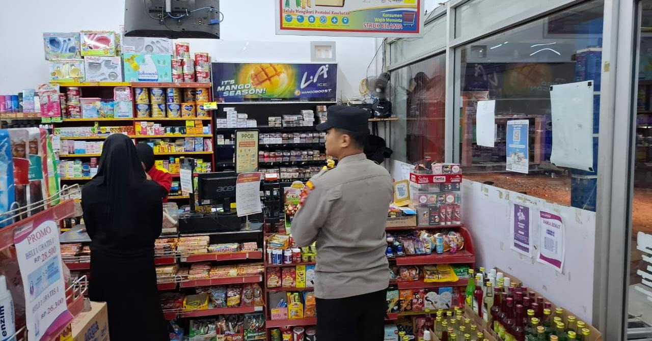 Piket Polsek Patroli kepertokoan diwilkum Polsek Sematu Jaya