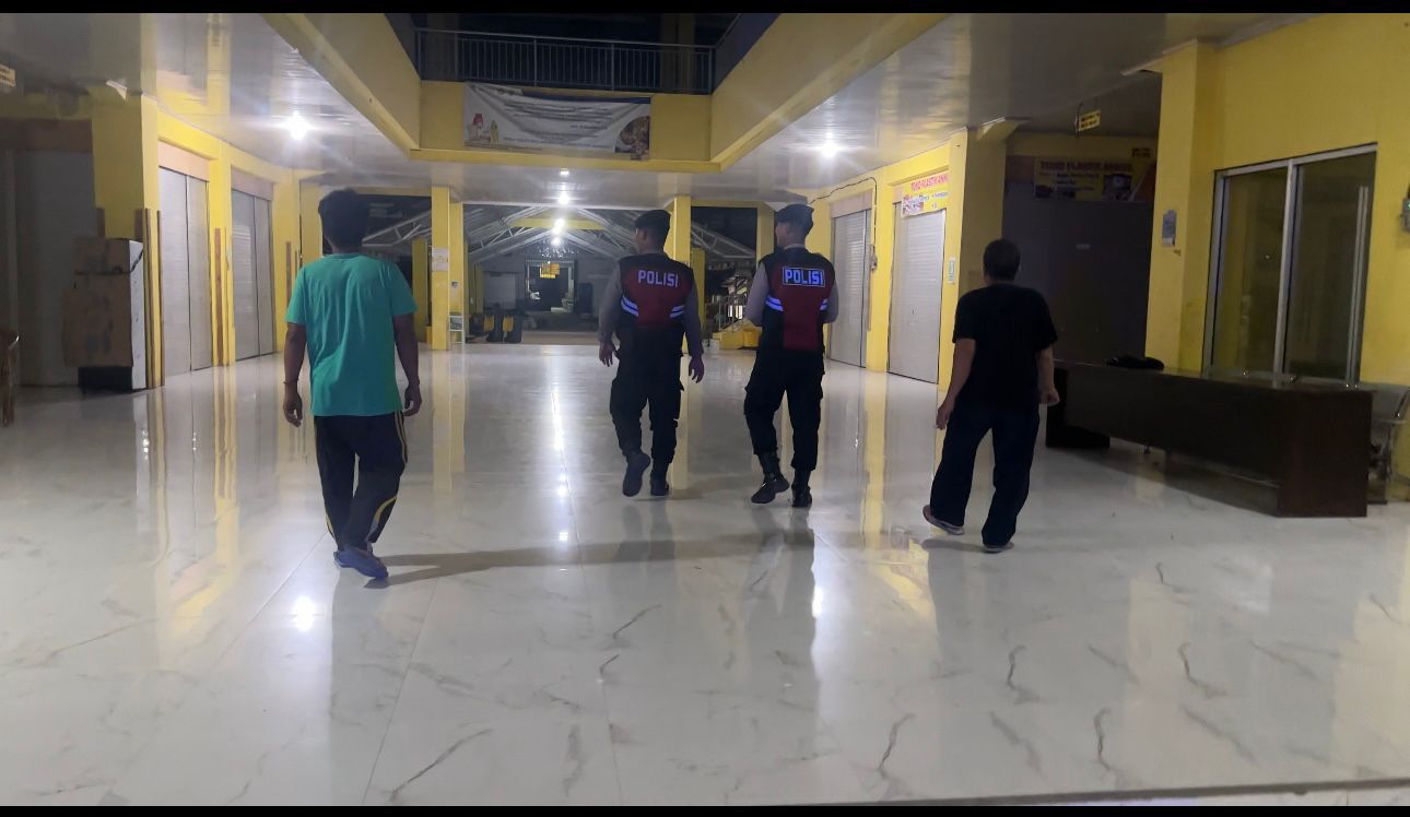Ciptakan Rasa Aman, Sat Samapta Sambangi Penjaga Malam Saat Patroli Pasar