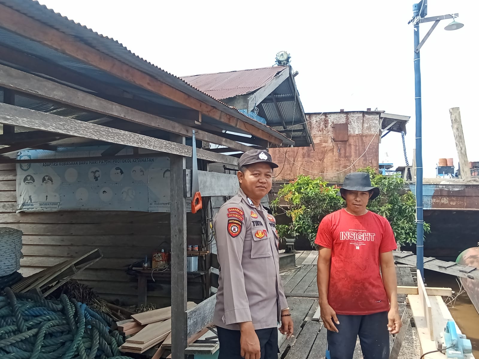 Bhabinkamtibmas laksanakan Sosialisasikan tentang larangan dan sangsi Pidana bagi pelaku Ileggal Logging kepada masyarakat di  Desa Binaan.