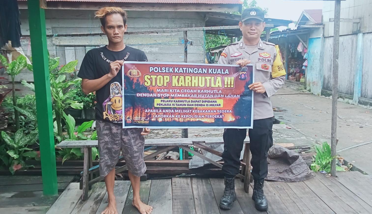 Bhabinkamtibmas Desa Kampung Tengah Sampaikan Imbauan tentang Karhutla Kepada petani