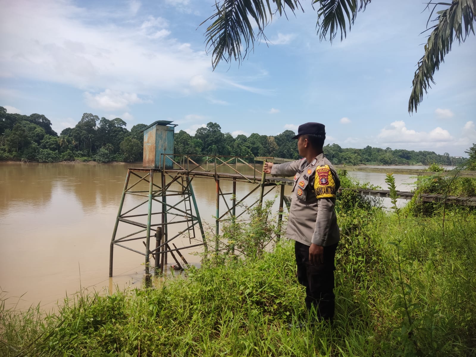 Deteksi Banjir, Polsek Tewang Sangalang Garing dan Pulau Malan Cek Ketinggian Debit Air