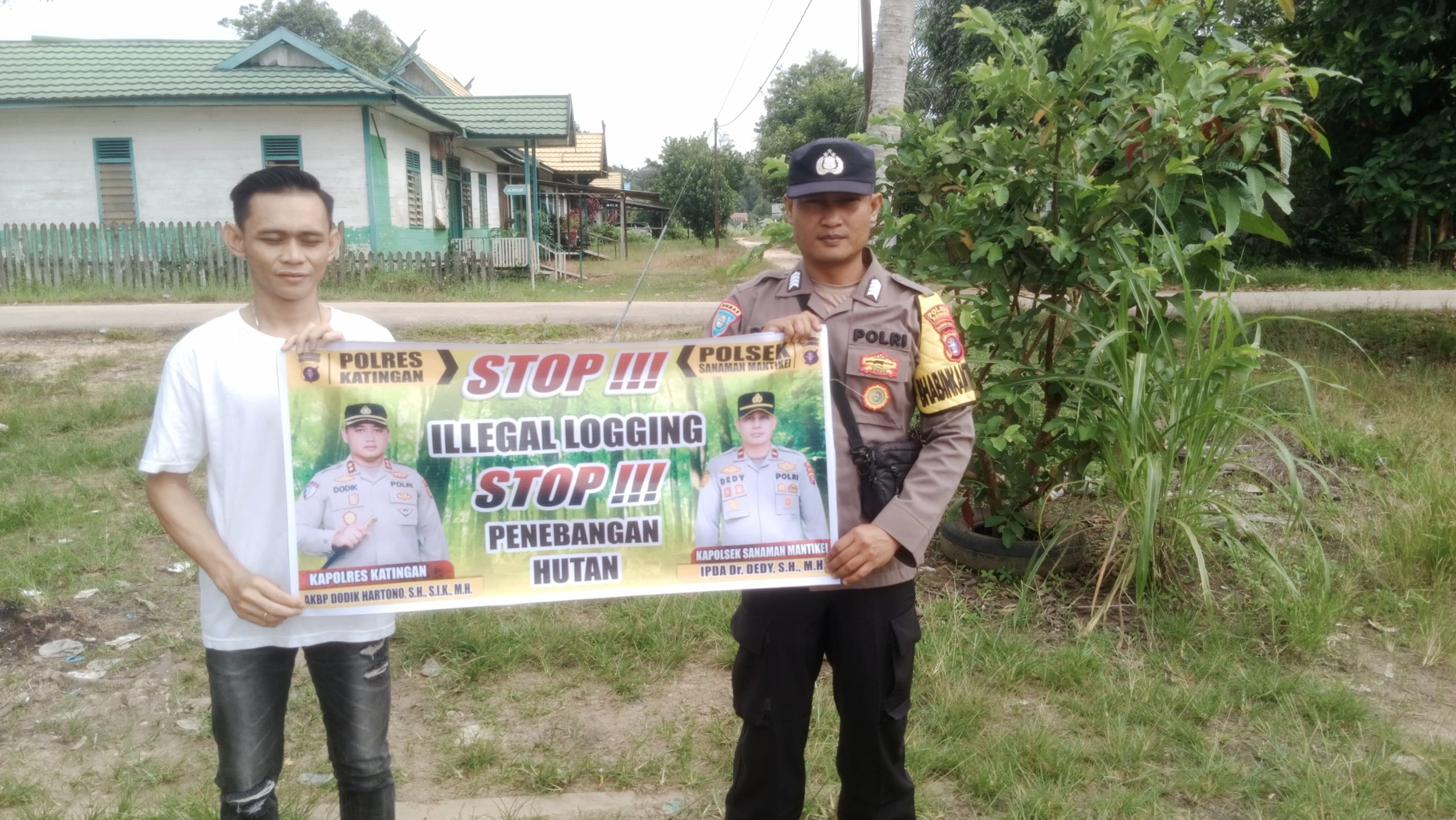 Bhabinkamtibmas laksanakan Sosialisasi kan tentang larangan dan sangsi Pidana bagi pelaku Ileggal Logging kepada masyarakat di Desa Binaan.