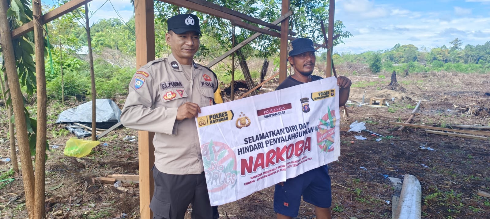 ‎Melalui Media Spanduk, Polsek Tewang Sangalang Garing dan Pulau Malan Imbau Warga Tidak Terjerumus  Penyalahgunaan Narkoba.