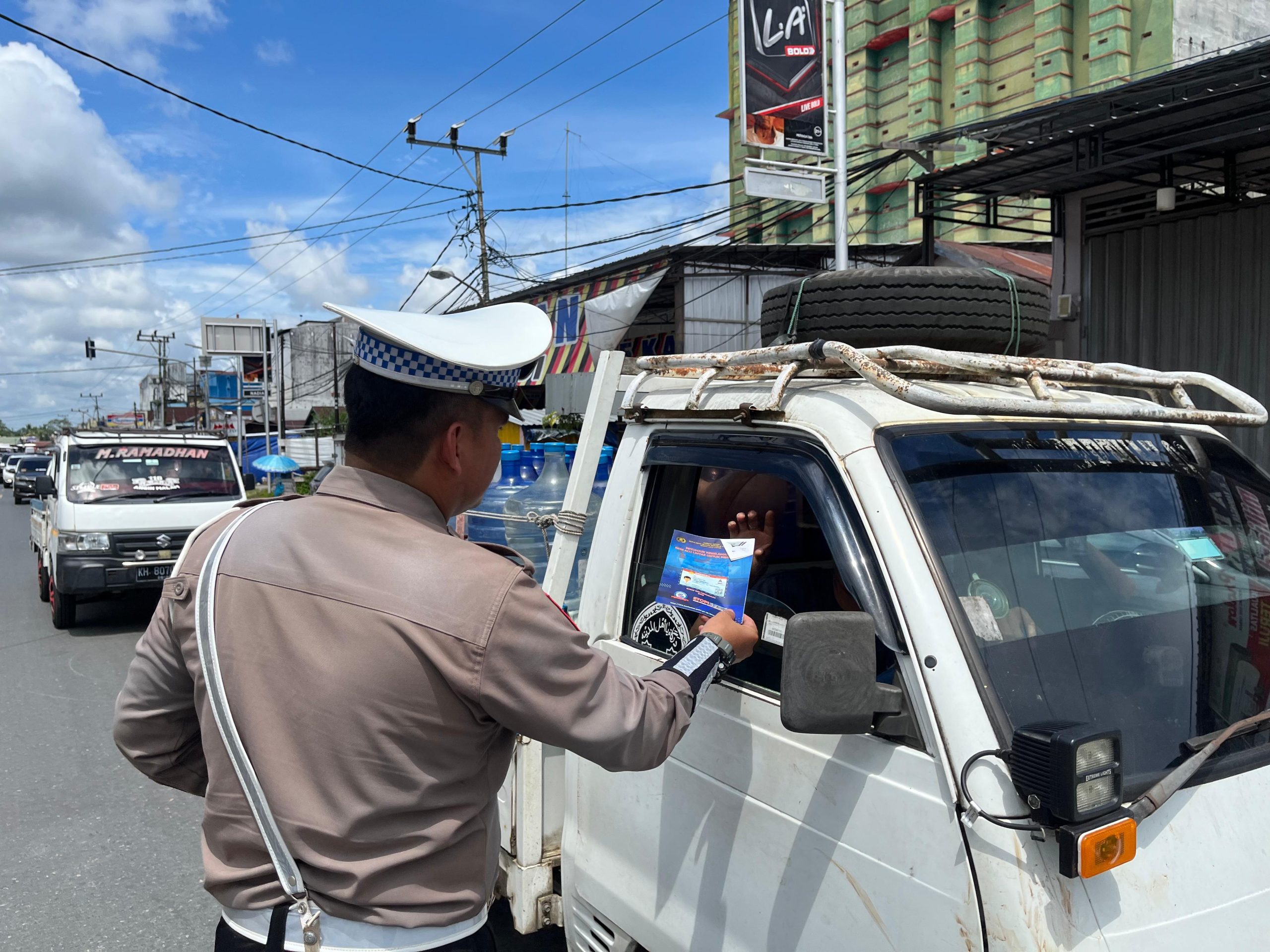Pembagian Brosur Keselamatan Berlalu Lintas Kepada masyarakat.