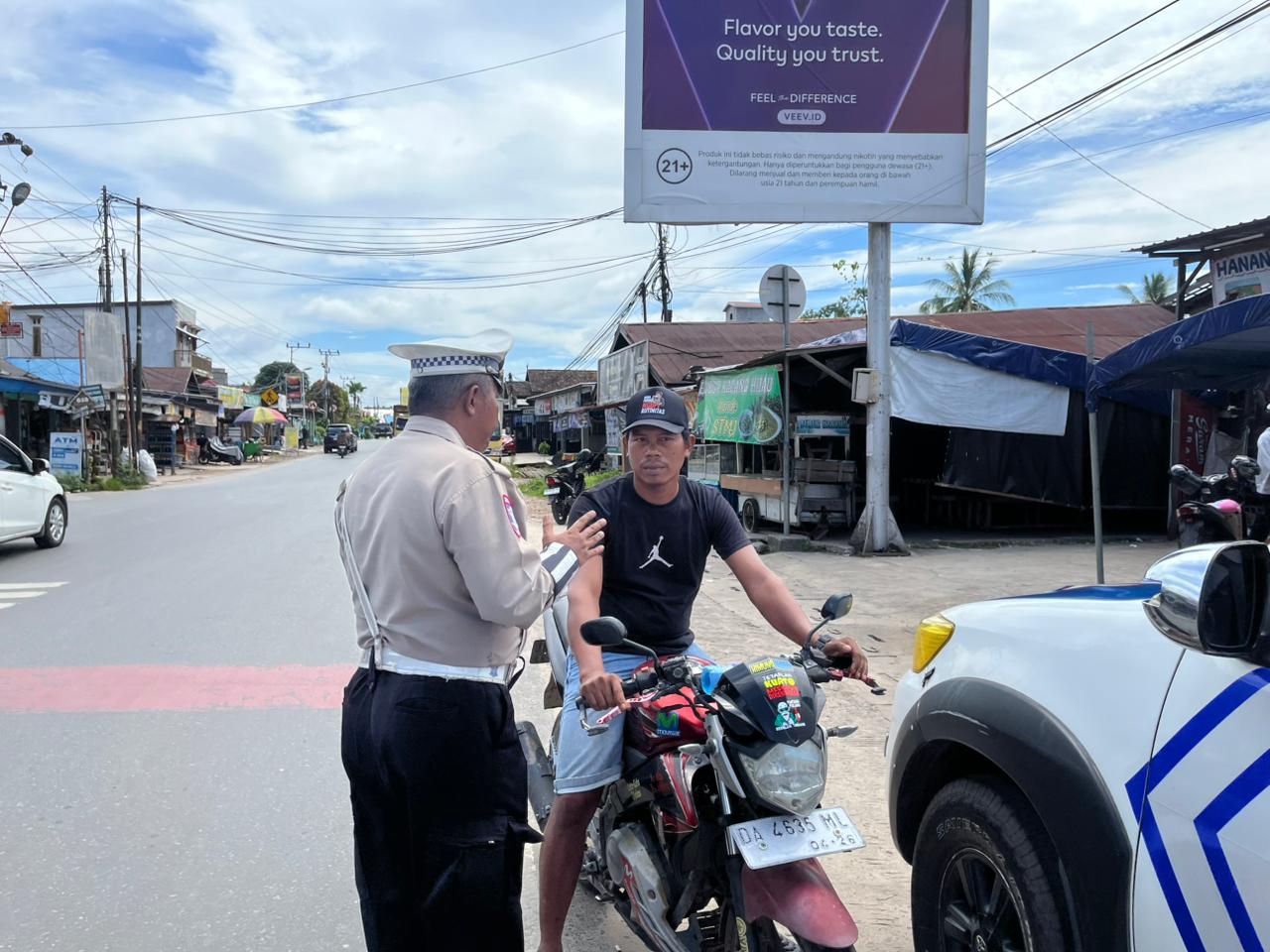 Tidak Menggunakan Helm Saat Berkendara Personel Satlantas Berikan Teguran Humanis.