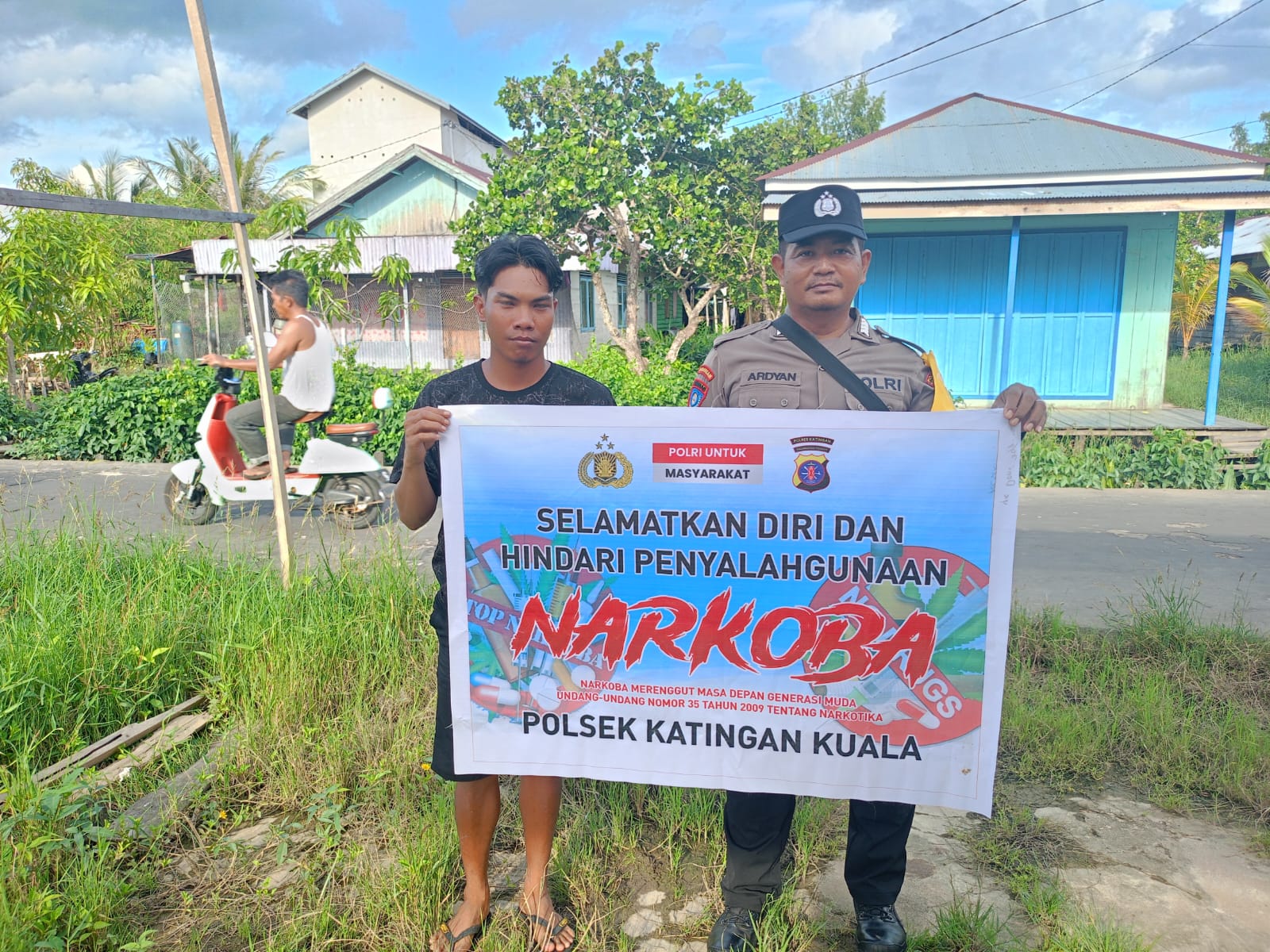 Sampaikan pesan Kamtibmas, Bhabinkamtibmas Polsek Katingan Kuala sambangi Warga.