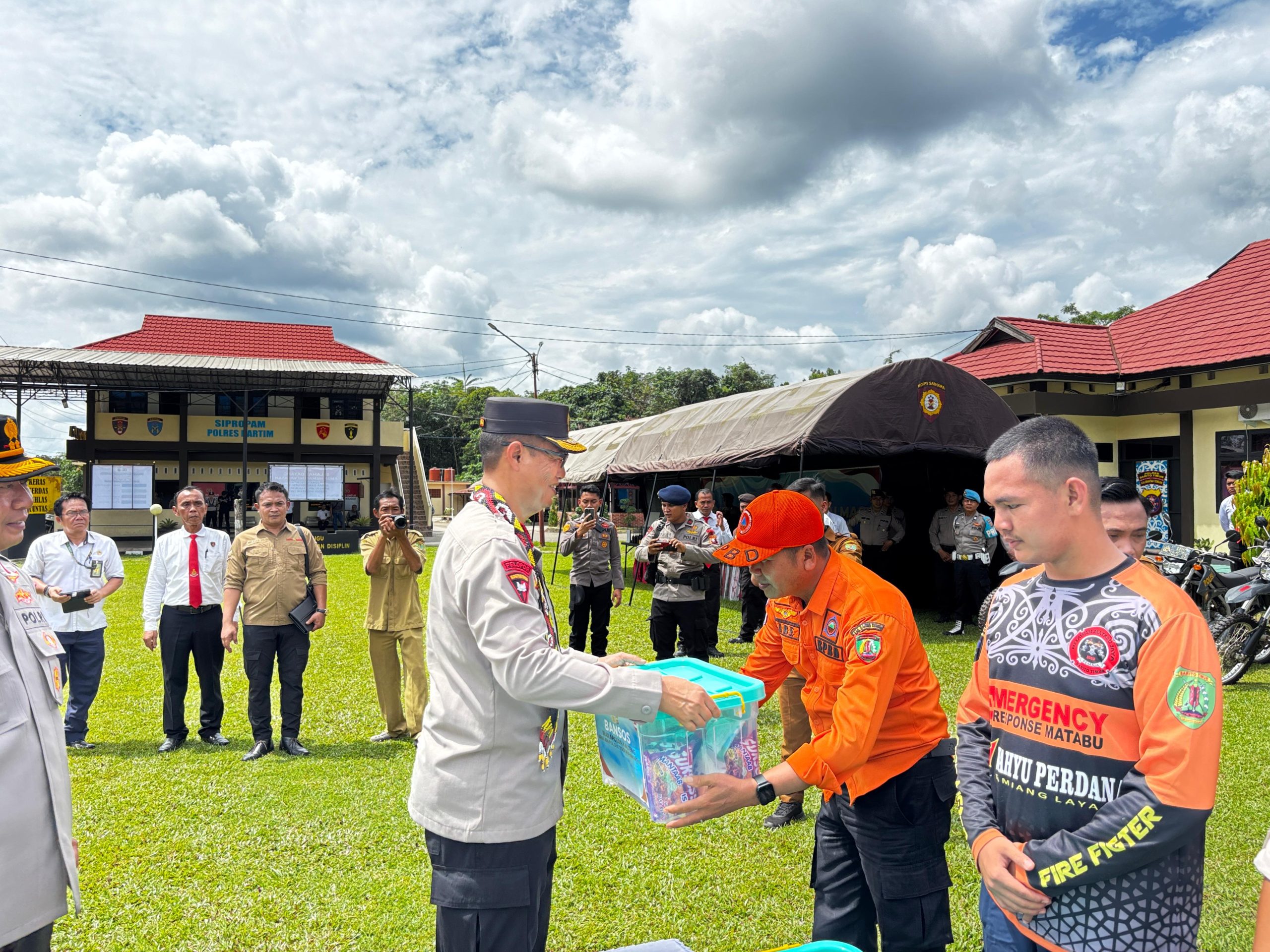 Kunker di Polres Bartim, Wakapolda Kalteng Cek Kesiapsiagaan Dalmas dan Karhutla hingga Salurkan Bansos untuk Relawan