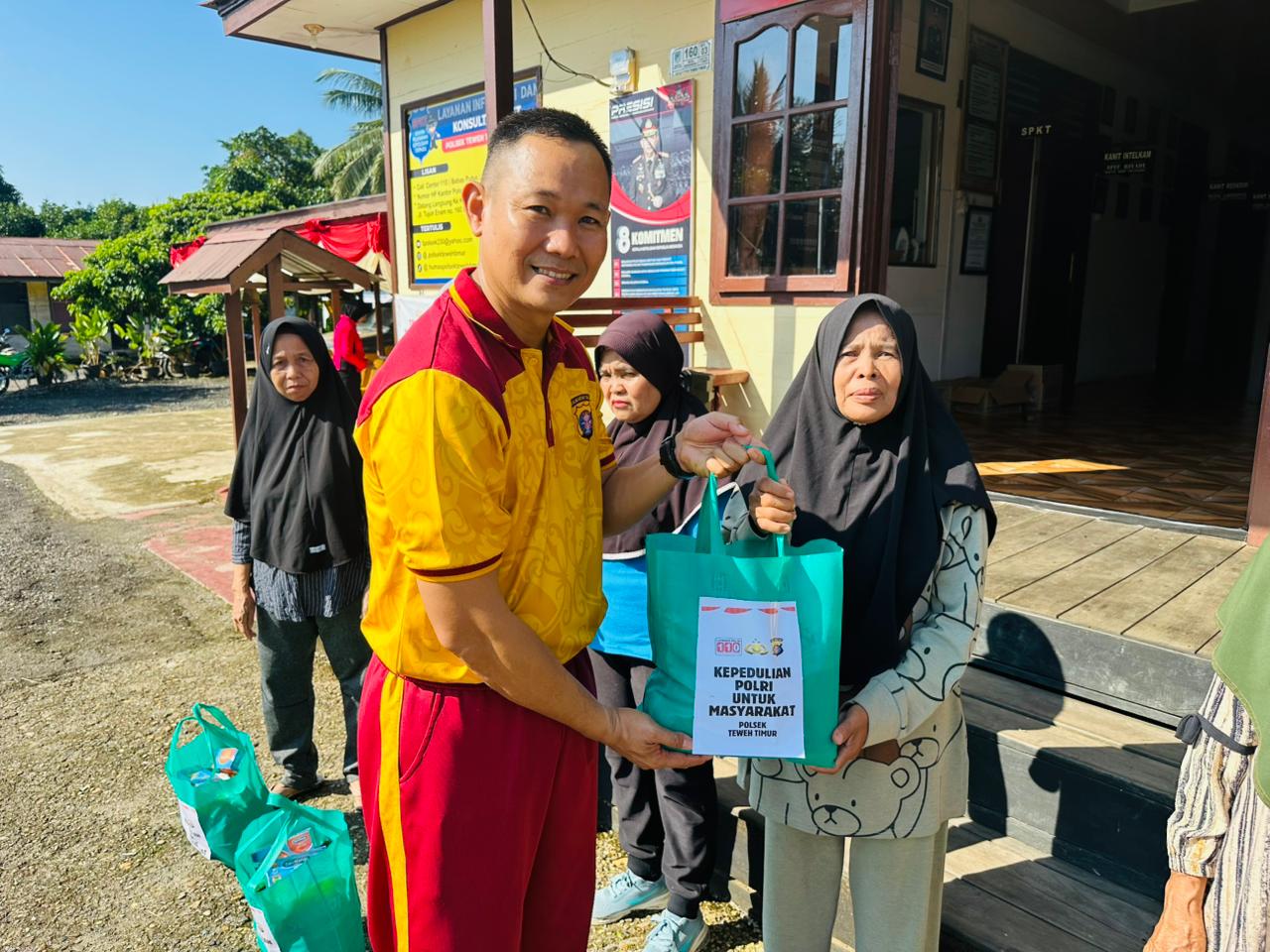 Polsek Teweh Timur Gelar Apel Pagi, Olahraga Bersama hingga Pembagian Bansos