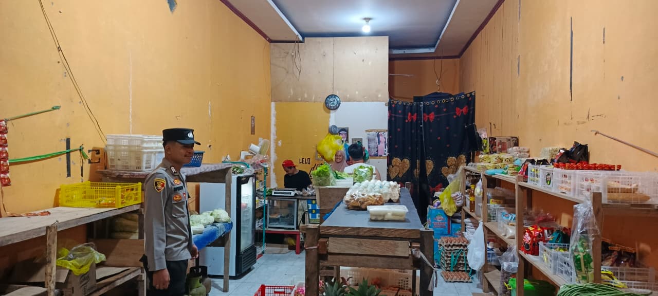 Personel Polsek Lamandau Sambangi dan Jalin Silaturahmi dengan Masyarakat, Sosialisasikan Layanan 110