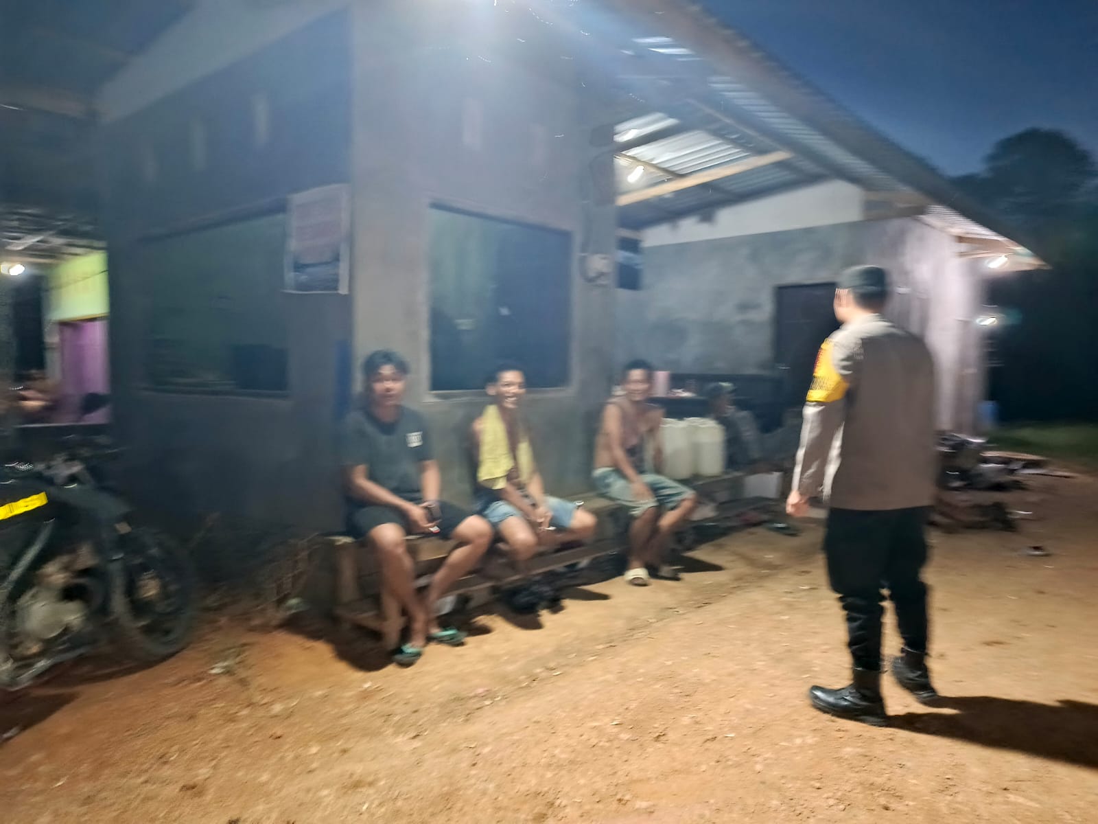 Personel Polsek lamandau melaksanakan sambang kerumah warga yang sedang santai