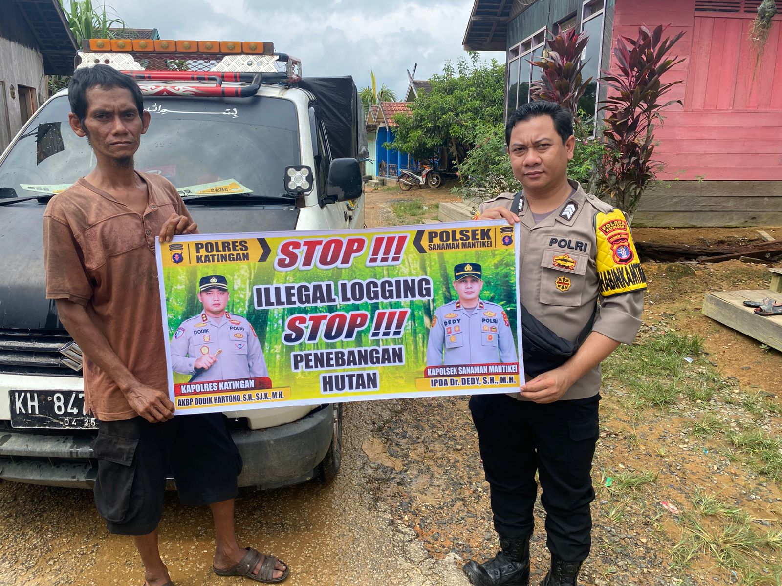 Bhabinkamtibmas laksanakan Sosialisasikan tentang larangan dan sangsi Pidana bagi pelaku Ileggal Logging kepada masyarakat di  Desa Binaan.