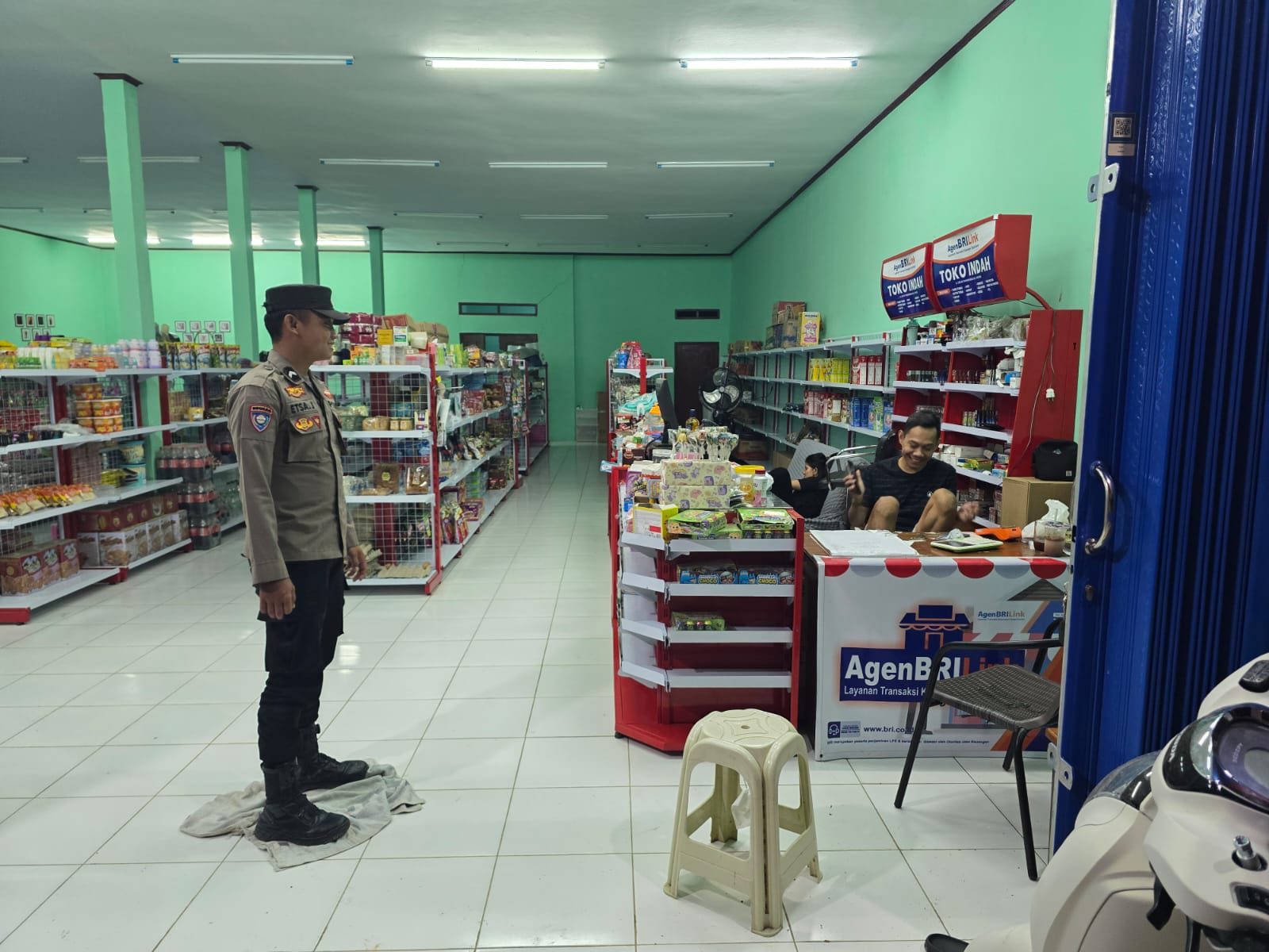 Piket Polsek Silaturahmi ke masyarakat yang sedang santai