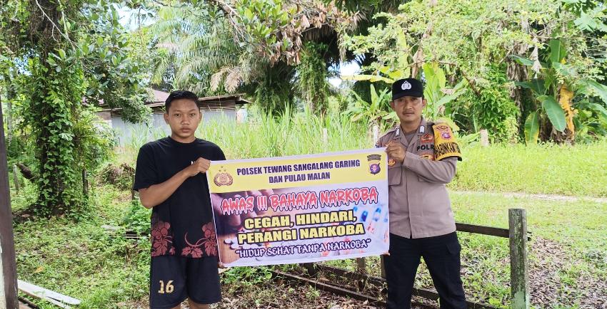 Melalui Media Spanduk, Polsek Tewang Sangalang Garing dan Pulau Malan Imbau Warga Tidak Terjerumus Penyalahgunaan Narkoba.