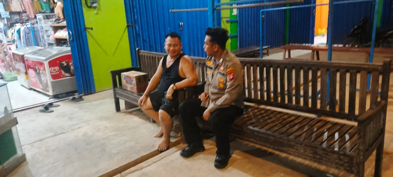 Piket Polsek Silaturahmi ke masyarakat yang sedang santai