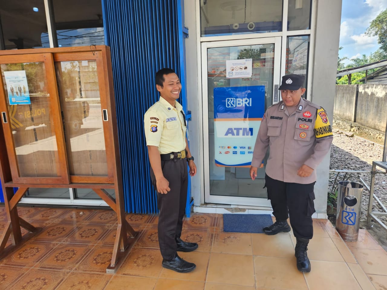 Anggota Polsek Sematu Jaya yang di pimpin langsung, Aipda Erizki melaksanakan patroli dialogis di Megamart Kecamatan Sematu Jaya guna memelihara sitkamtibmas di wilayah Hukum Polsek Sematu Jaya.
