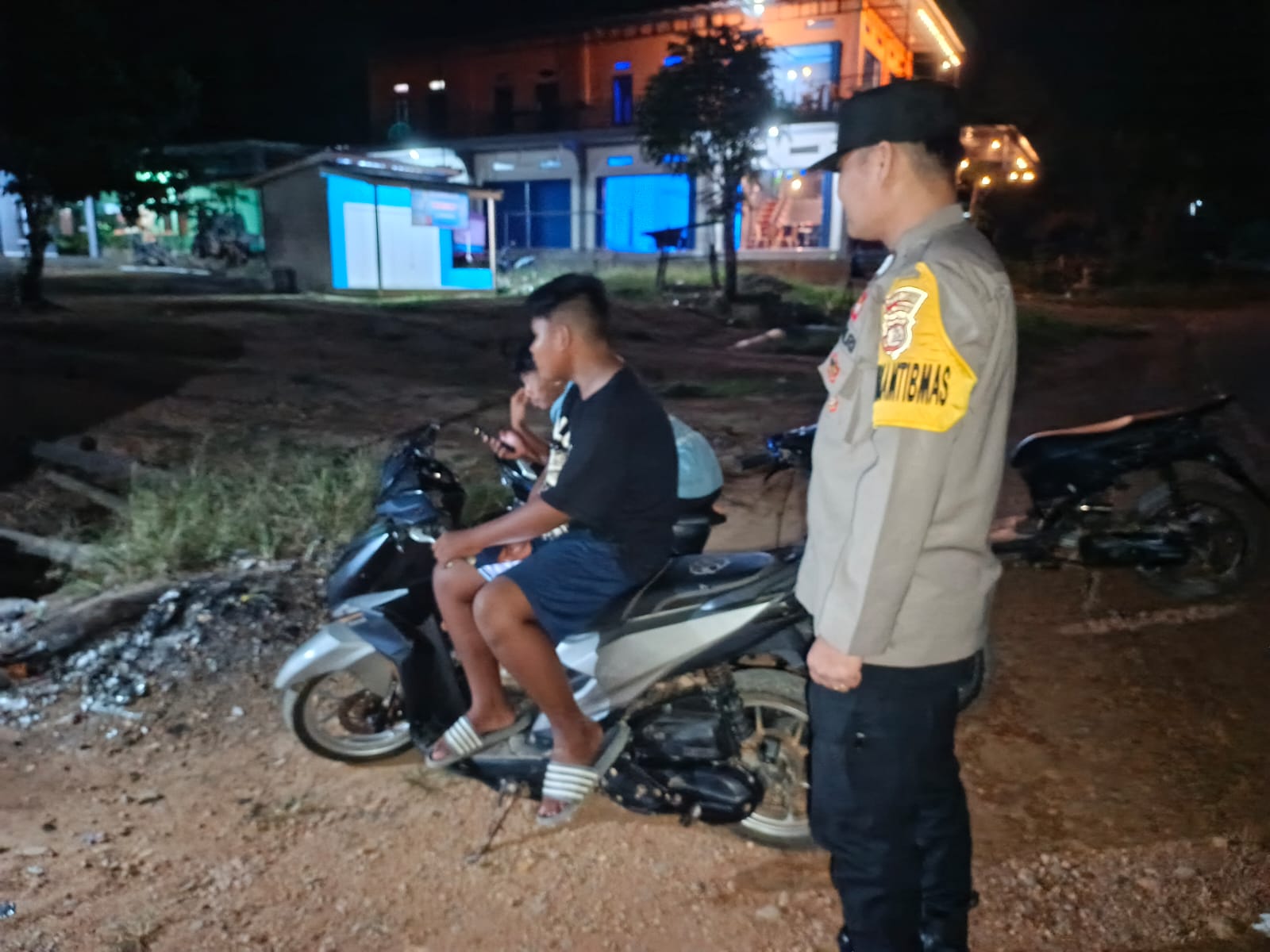 Piket Polsek Sambangi Masyarakat dan Sosialisasikan Tentang Layanan Hotline 110