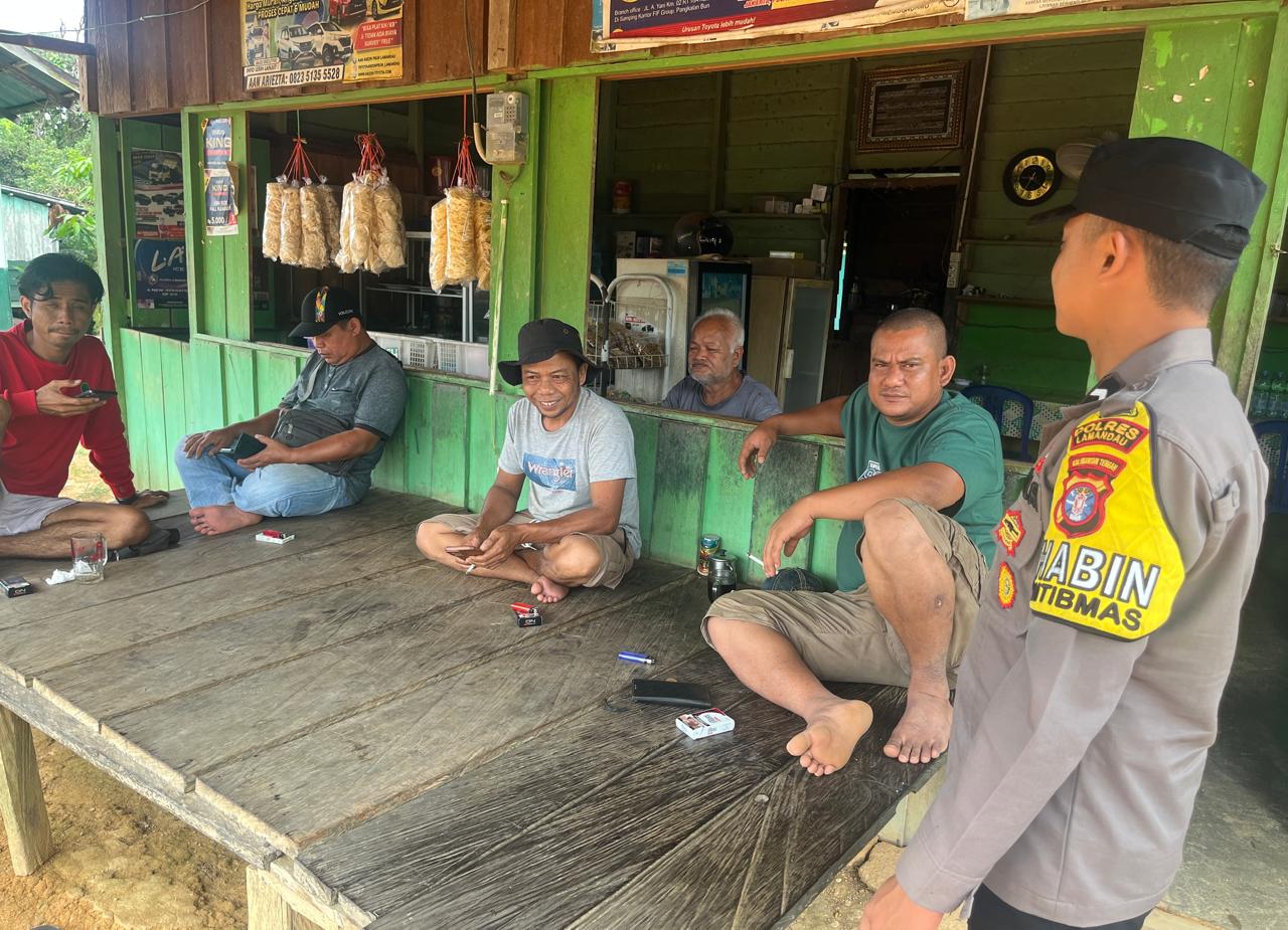 Bhabinkamtibmas Polsek Lamandau Sambangi Warga Desa Binaan Secara Door to Door