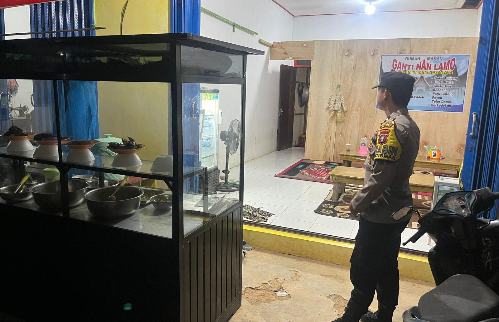 Piket Polsek Lamandau sambang dan Silaturahmi Ke Pedagang