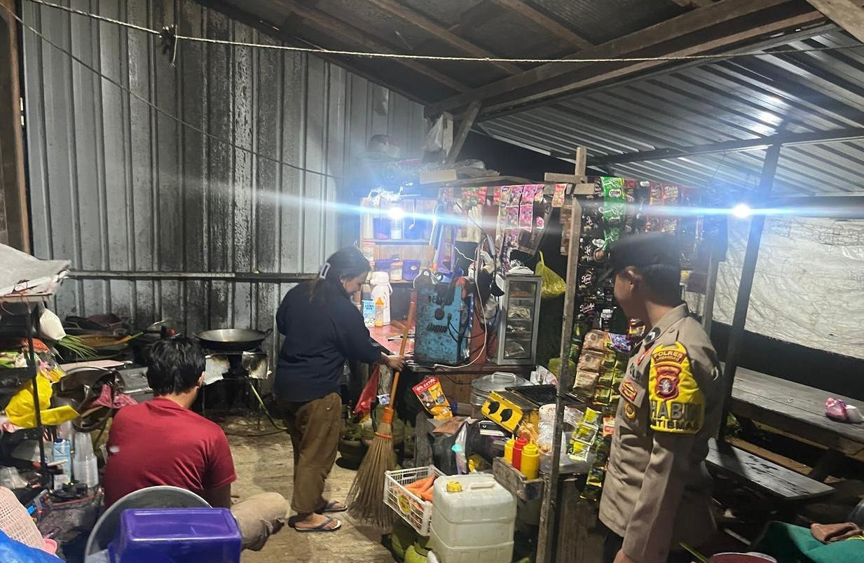 Personel Piket Polsek Sambangi Masyarakat, Pererat Silaturahmi dan Sampaikan Pesan Kamtibmas