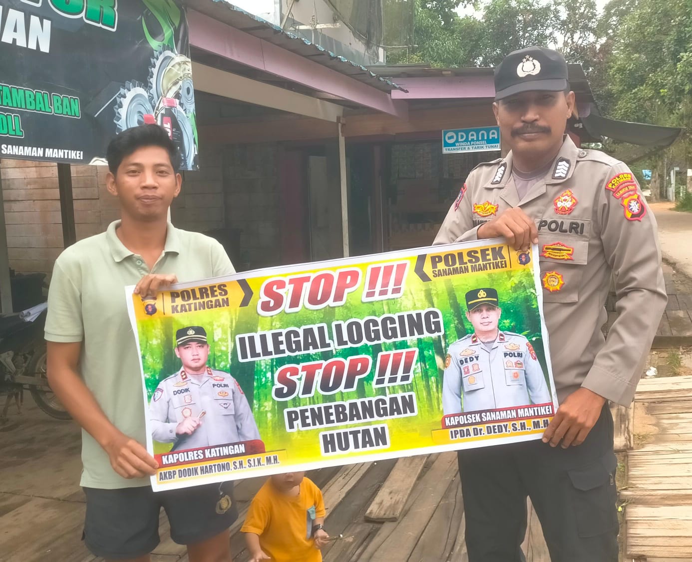 Bhabinkamtibmas laksanakan Sosialisasikan tentang larangan dan sangsi Pidana bagi pelaku Ileggal Logging kepada masyarakat di  Desa Binaan.
