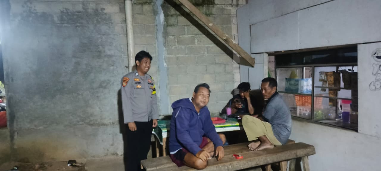 Jalin Kedekatan, Personel Polsek Lamandau Sambangi kerumah Warga