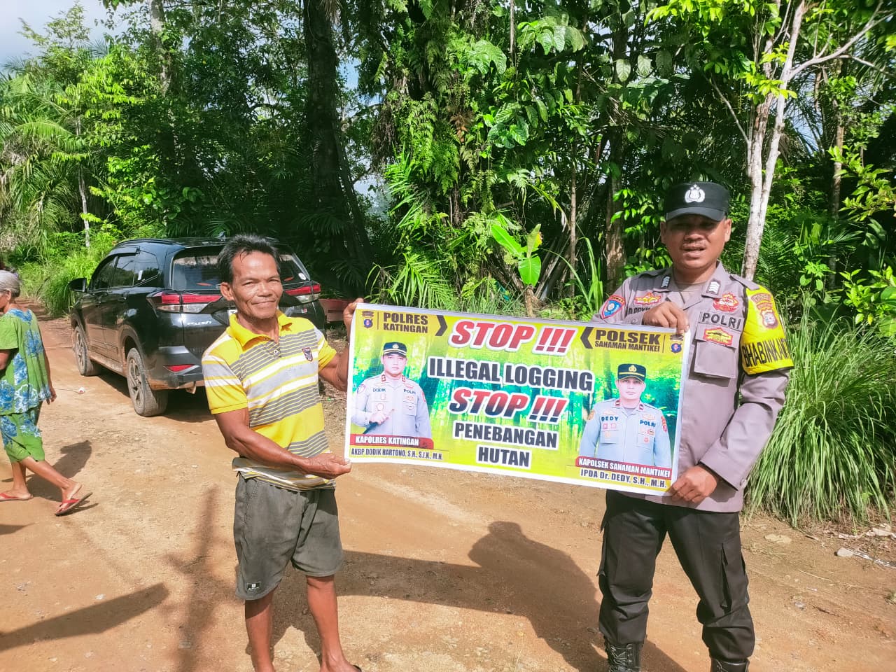 Bhabinkamtibmas laksanakan Sosialisasikan tentang larangan dan sangsi Pidana bagi pelaku Ileggal Logging kepada masyarakat di Desa Binaan.