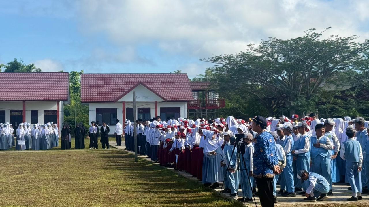 Kapolsek Katingan Kuala diwakilkan Petugas Bhabinkamtibmas Kel. Pegatan Huluenghadiri upacara peringatan hari Pendidikan Nasional di SMAN-1Katingan Kuala.