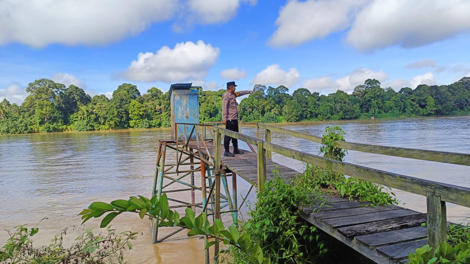 Deteksi Banjir, Polsek Tewang Sangalang Garing dan Pulau Malan Cek Ketinggian Debit Air
