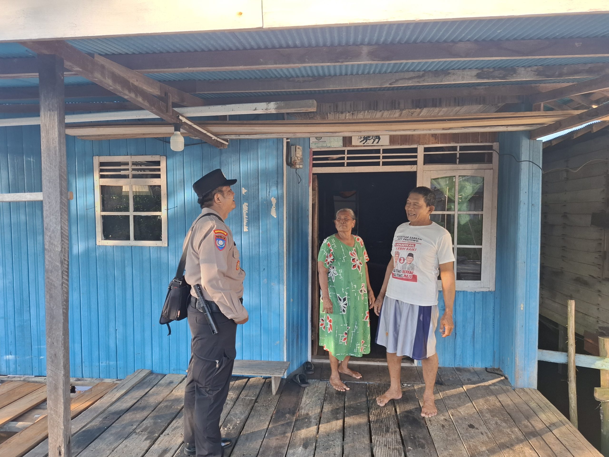 Door to doorSampaikan pesan Kamtibmas, Bhabinkamtibmas Polsek Katingan Kuala sambangi Warga.