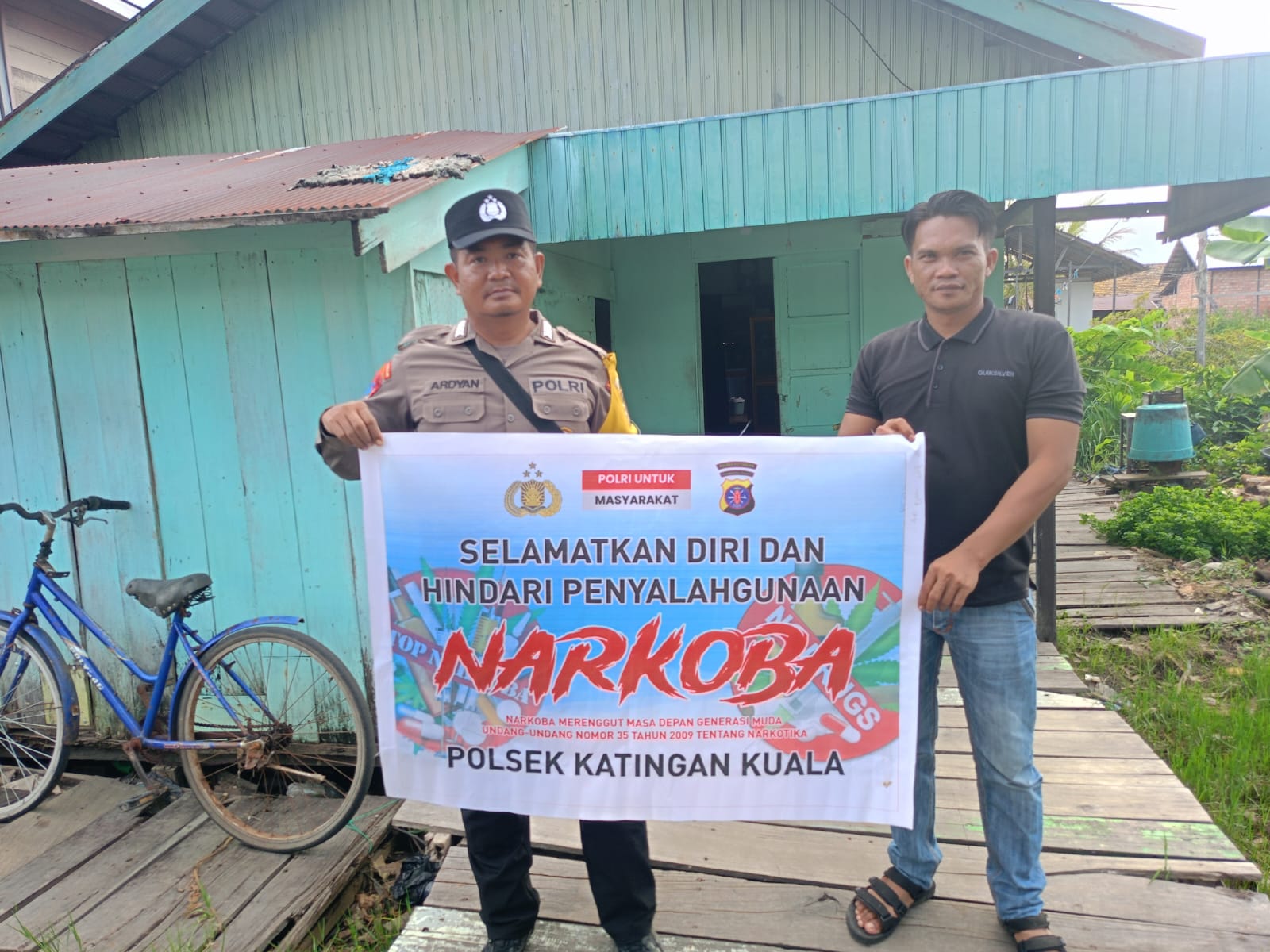 Sampaikan pesan Kamtibmas, Bhabinkamtibmas Polsek Katingan Kuala sambangi Warga.