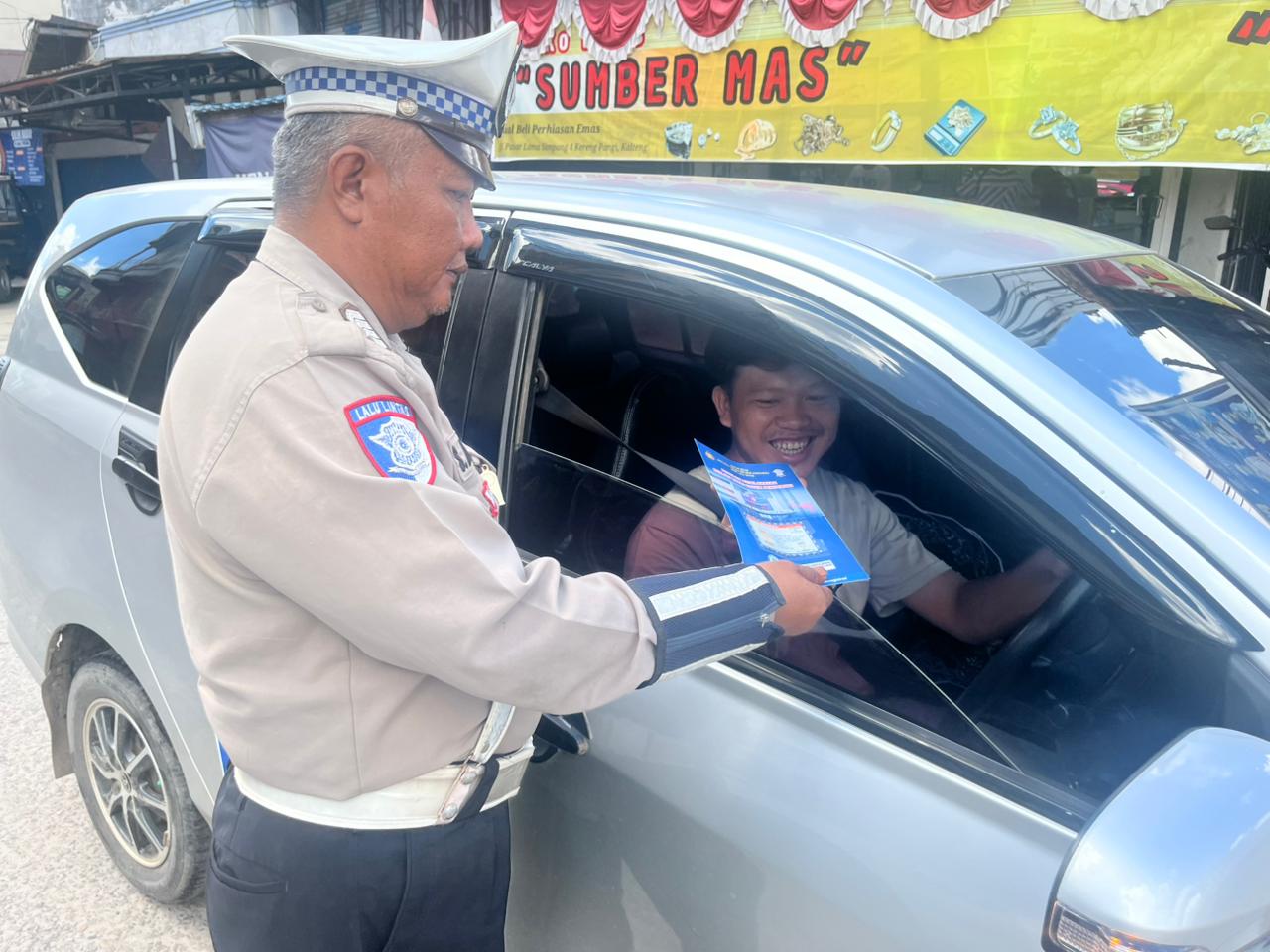 Pembagian Brosur Keselamatan Berlalu Lintas Kepada masyarakat.