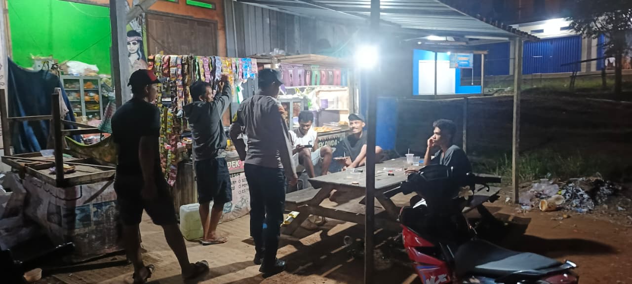 Piket Polsek Lamandau Sambangi Warga yang Sedang Duduk Santai, Sampaikan Pesan Kamtibmas