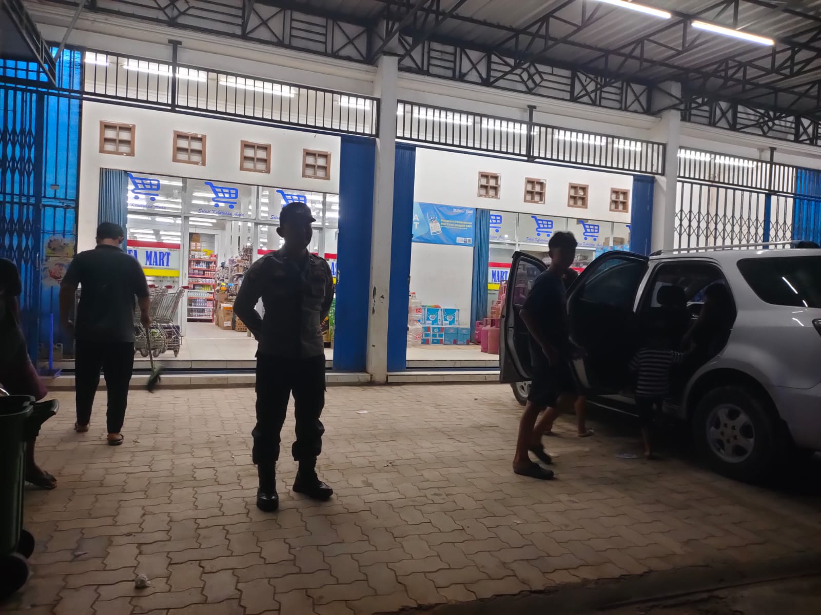 Piket Polsek Patroli kepertokoan diwilkum Polsek Sematu Jaya