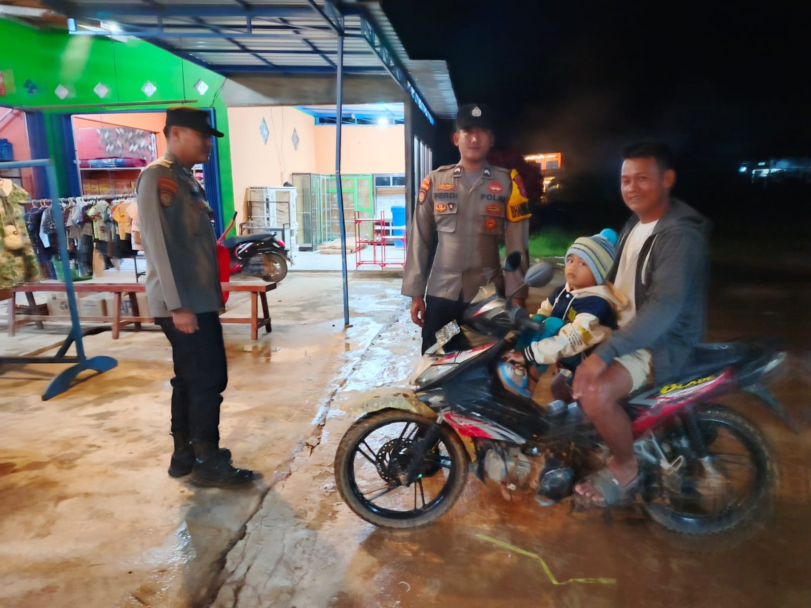 Piket Polsek Silaturahmi ke masyarakat yang sedang santai