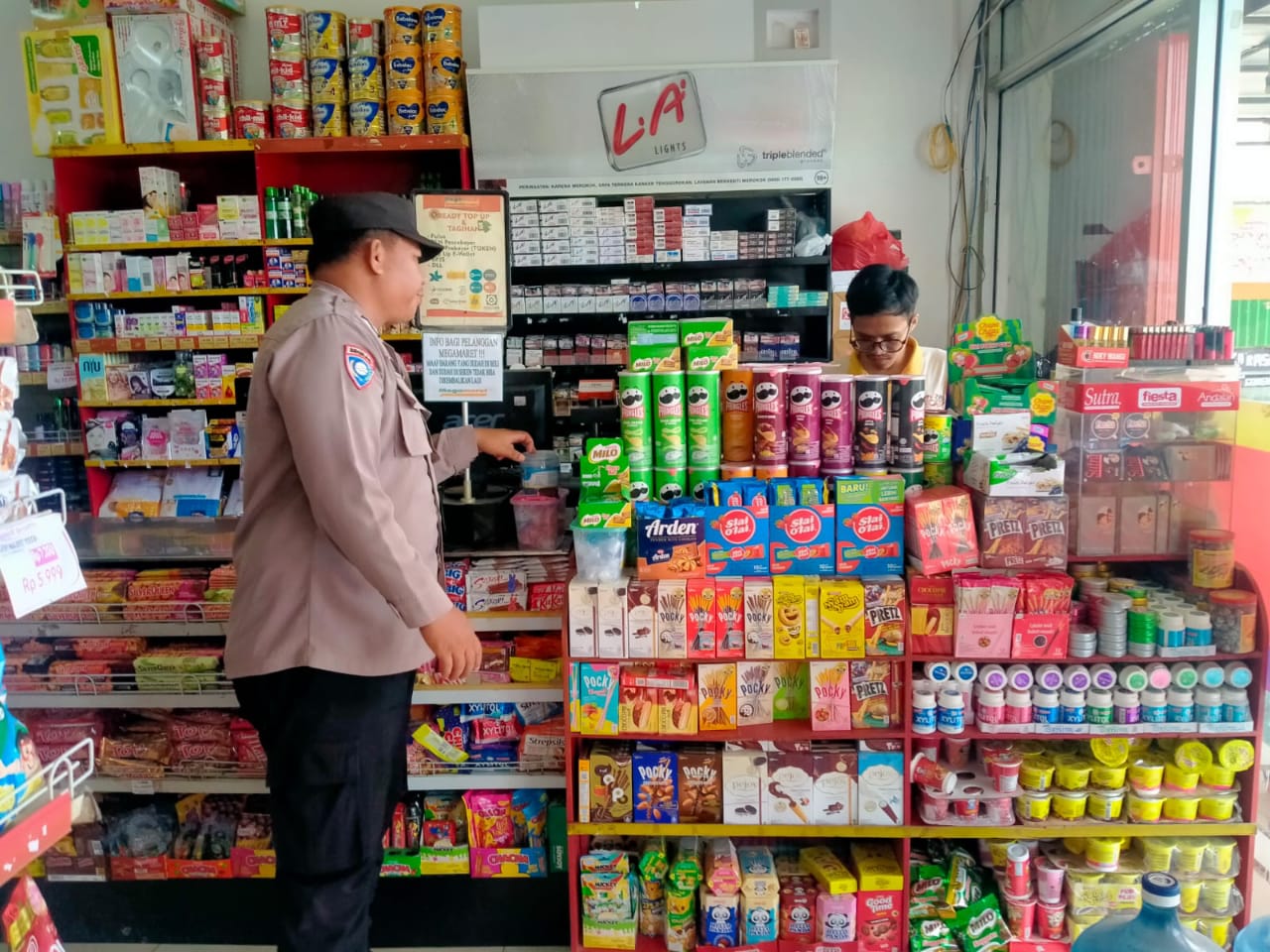 Anggota Polsek Sematu Jaya yang di pimpin langsung, Aipda Erizki melaksanakan patroli dialogis di Megamart Kecamatan Sematu Jaya guna memelihara sitkamtibmas di wilayah Hukum Polsek Sematu Jaya