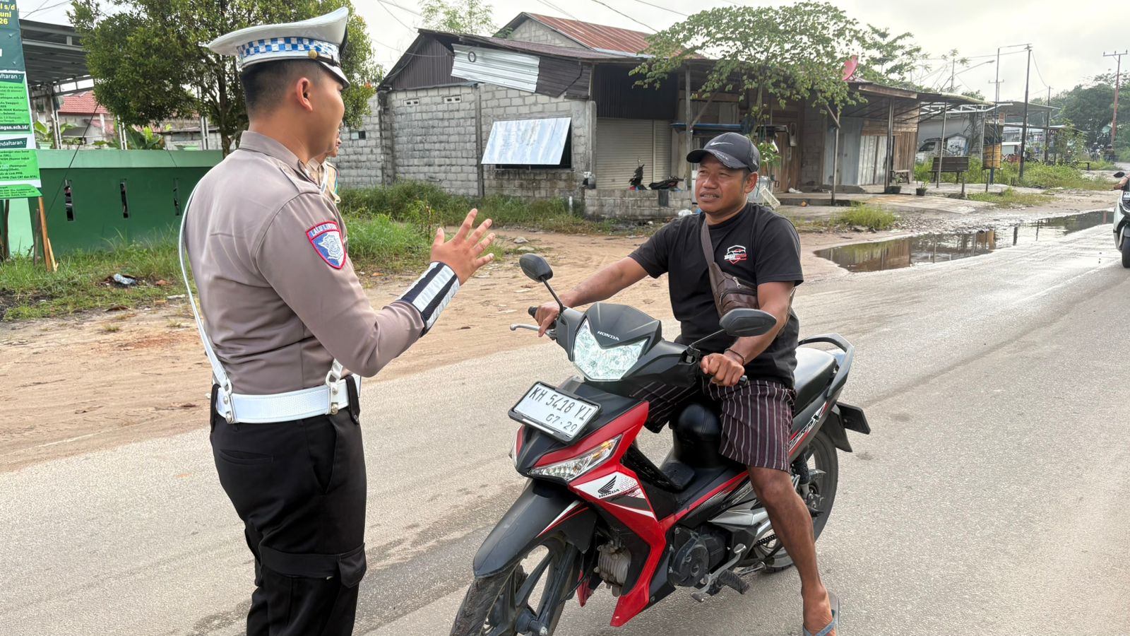 Tidak Menggunakan Helm Saat Berkendara Personel Satlantas Berikan Teguran Humanis.