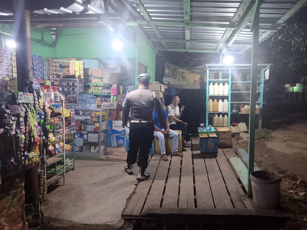 Melalui Sambang Warga, Piket Polsek Sosialisasikan Hotline 110
