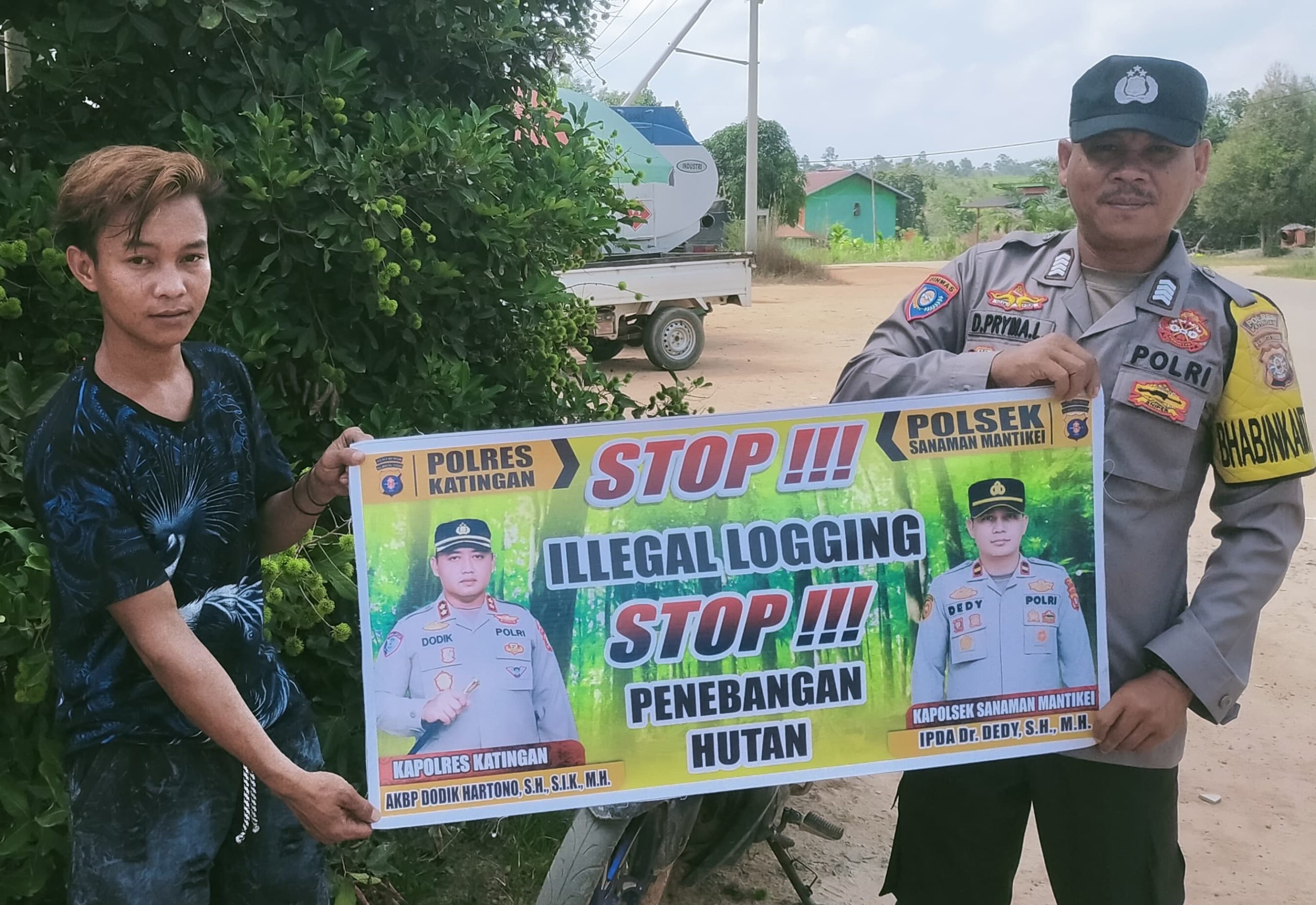 Bhabinkamtibmas laksanakan Sosialisasikan tentang larangan dan sangsi Pidana bagi pelaku Ileggal Logging kepada masyarakat di  Desa Binaan.